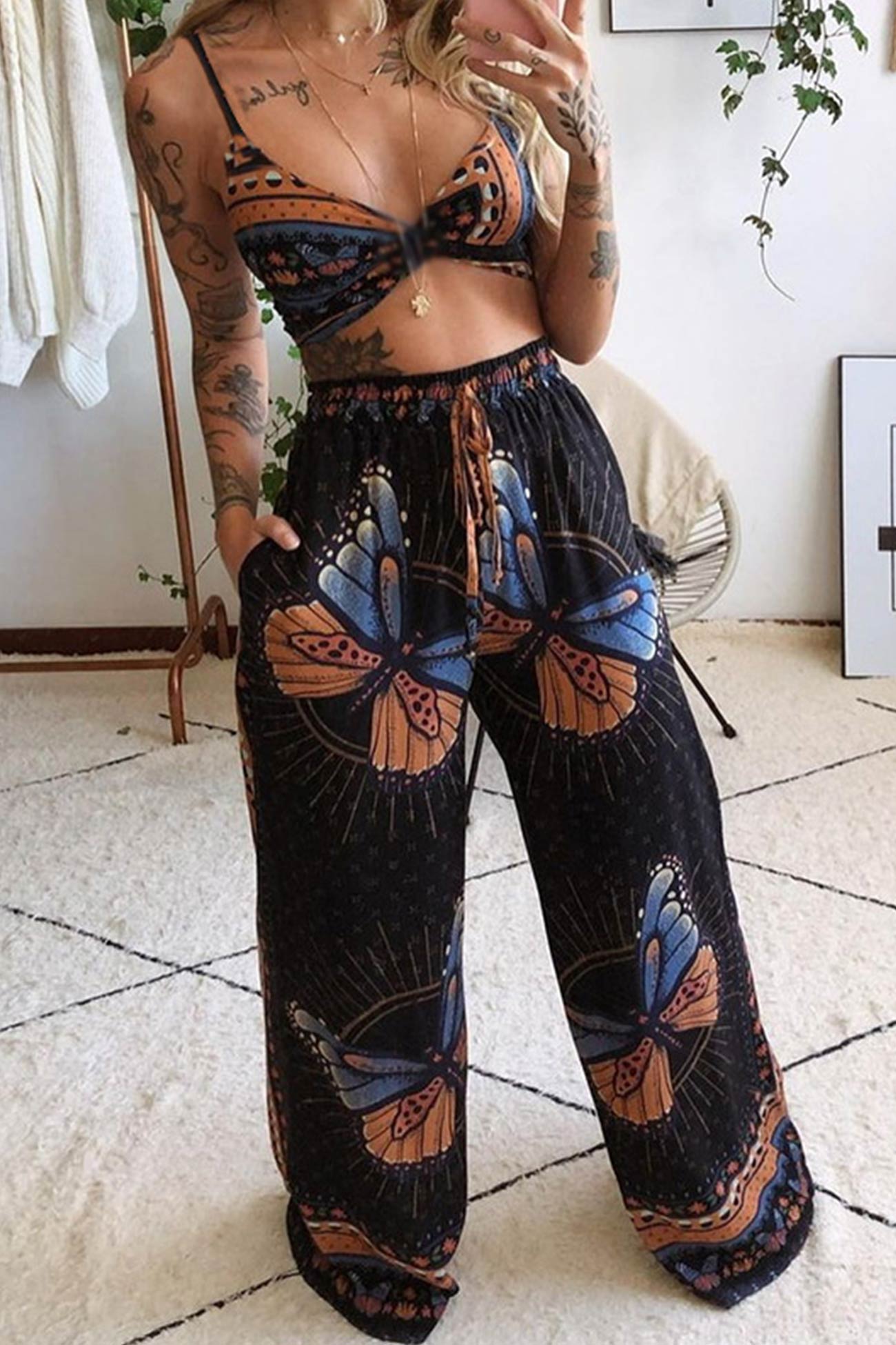 Mariah® | Twisted Crop Top mit Schmetterlingsdruck und Hose mit weitem Bein im Set